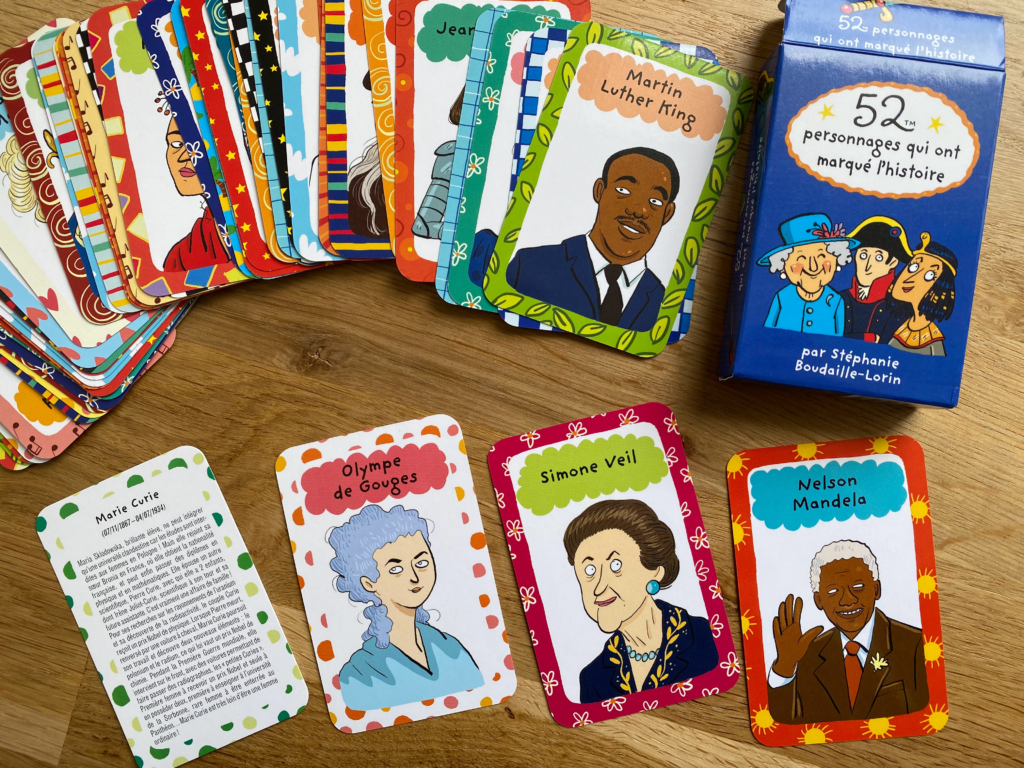 jeu de cartes "52 personnages qui ont marqué l'histoire", on voit des cartes avec des personnalités telles que Simone Veil, Olympe de Gouges, Nelson Mandela...