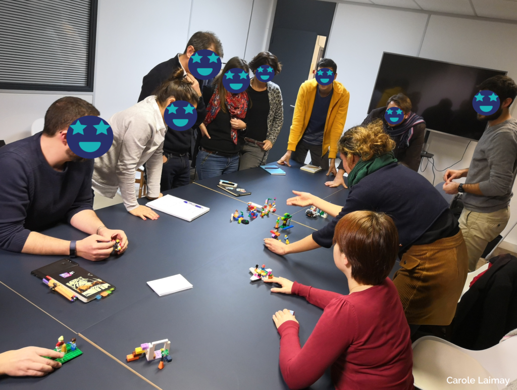 groupe de personnes en train de vivre un atelier lego serious play