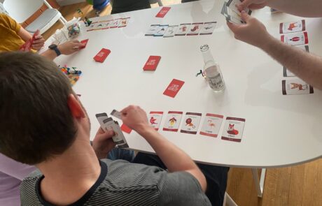 des personnes jouent au jeu de cartes Totem