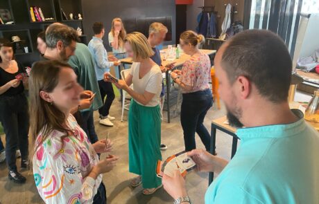 MAIF_4 des personnes échangent lors d'un séminaire