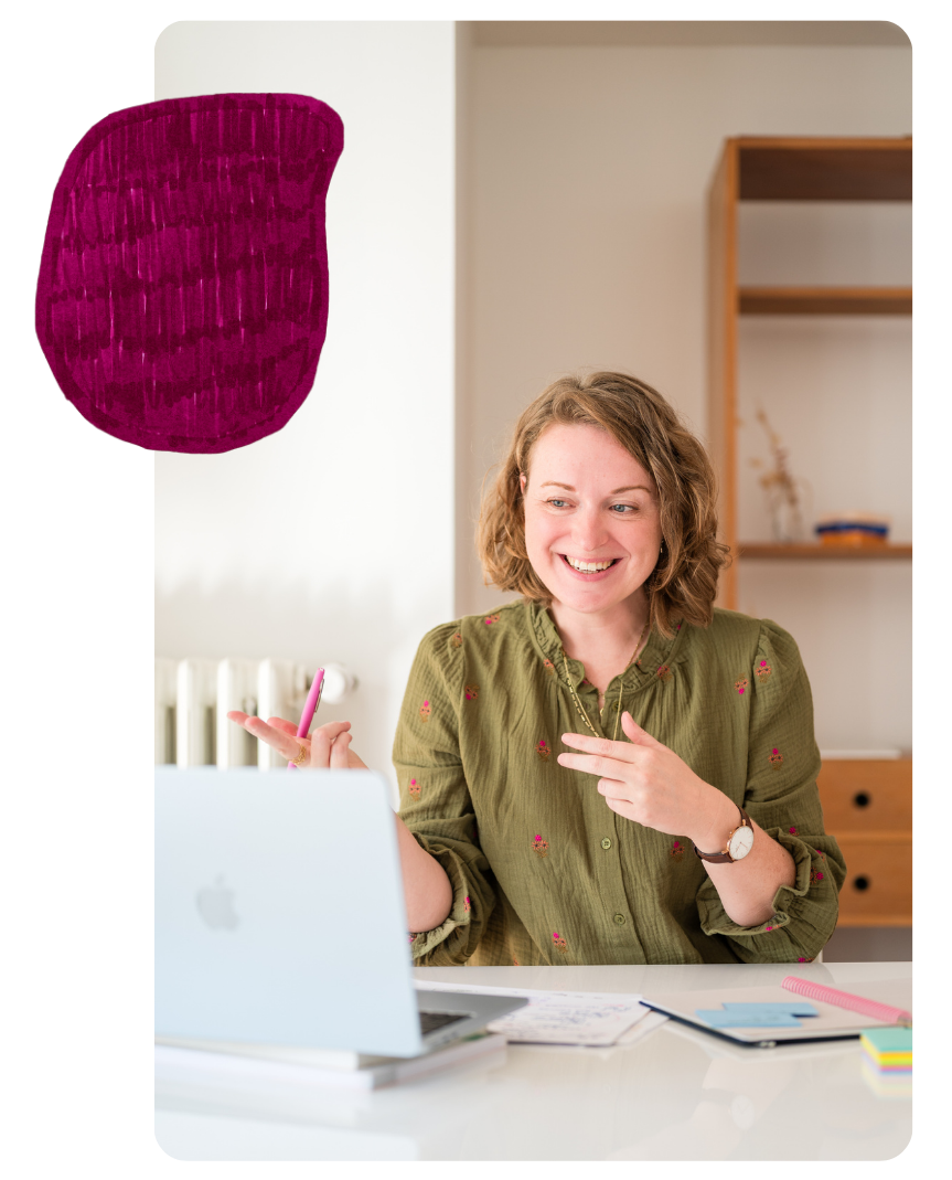 Site web2 carole en train de parler en visio devant un ordinateur