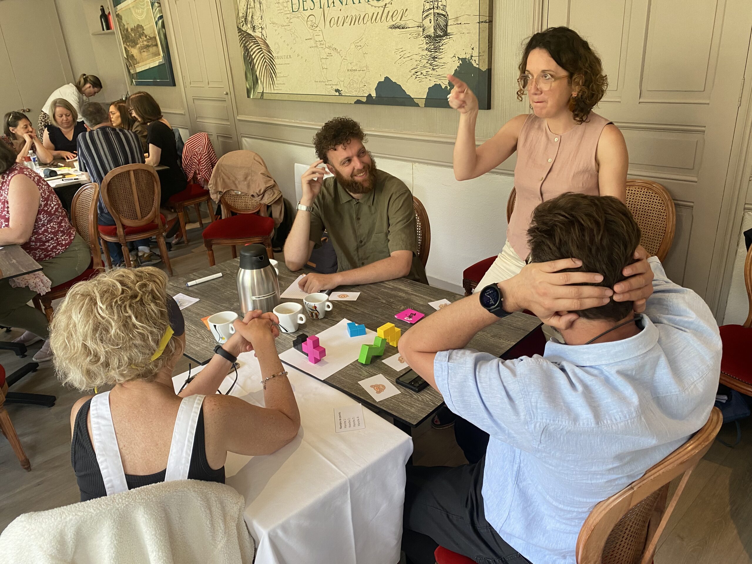 personnes jouant à un jeu coopératif