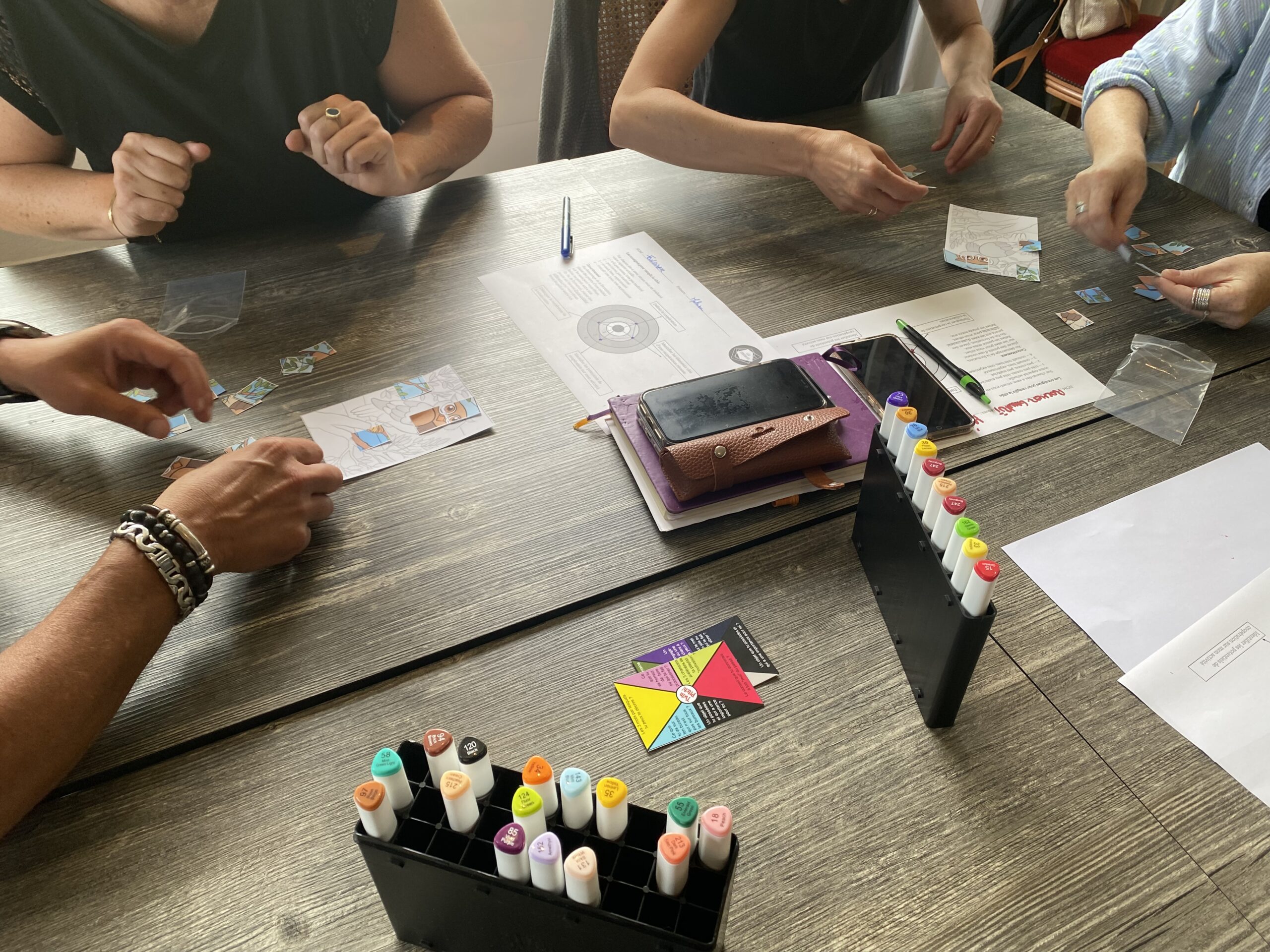 puzzle coopératif pendant séminaire sur la coopération