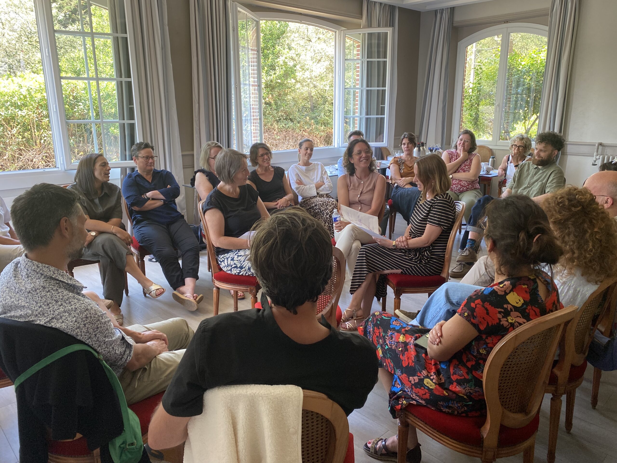 personnes en train d'échanger lors d'un fishbowl